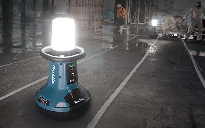 Refletor Led A Bateria Makita 18v + 18v SML810